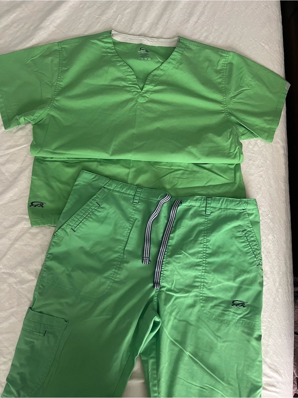 Iguana Med Vintage Women’s scrub set- Bright Green- size large